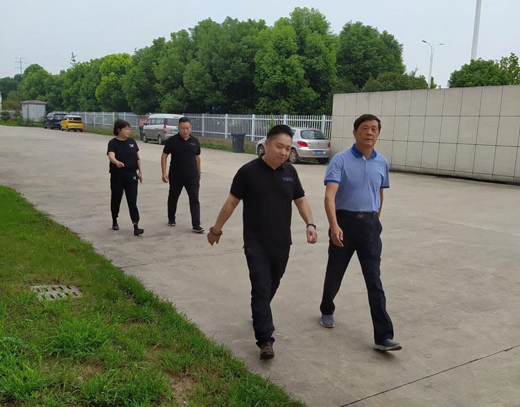 常發(fā)集團(tuán)董事長黃小平一行來世晟集團(tuán)視察指